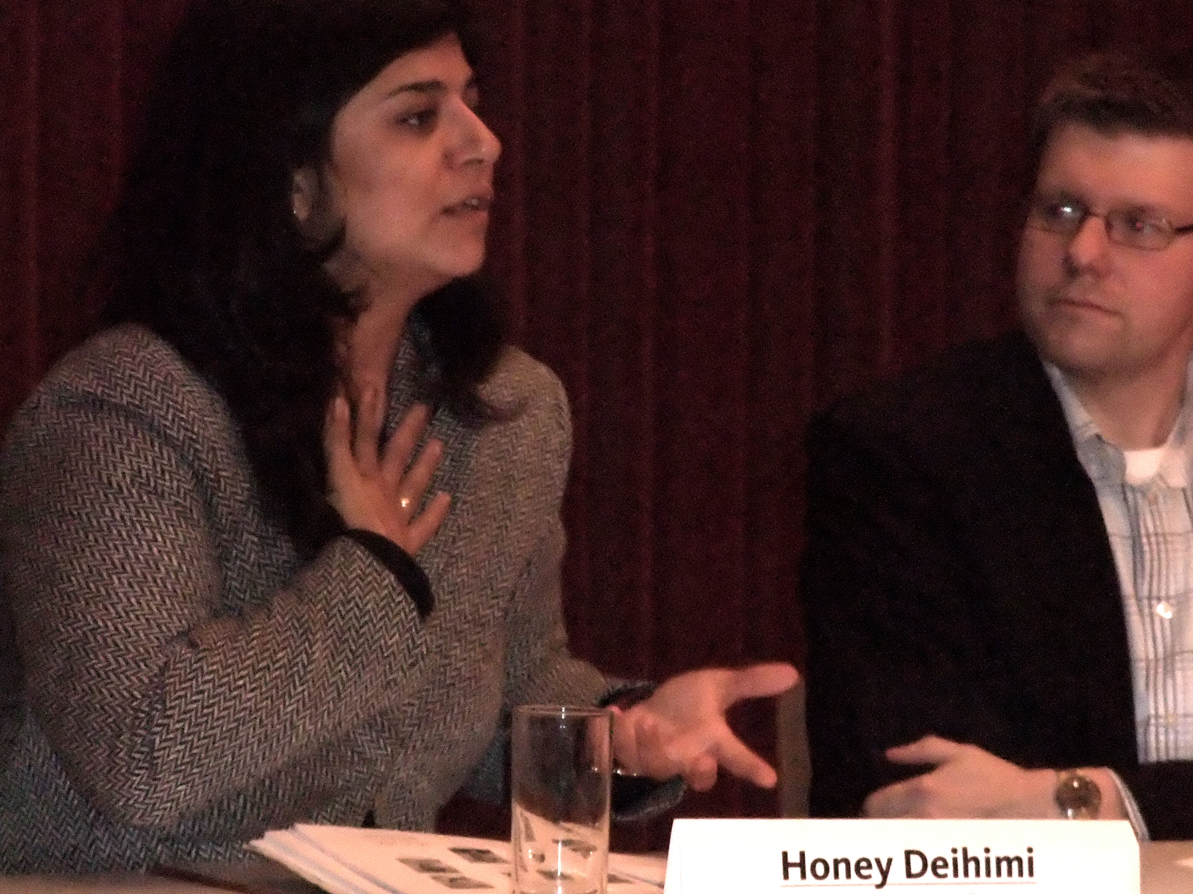 diskussionsfreudig, Frau Dehimi im Dialog mit den Teilnehmern der Veranstaltung zum Thema Integration diskussionsfreudig, Frau Dehimi im Dialog mit den Teilnehmern der Veranstaltung zum Thema Integration